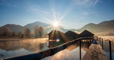 Idyllischer Morgensonnenblick auf den bayerischen Kochelsee