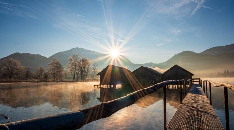 Idyllischer Morgensonnenblick auf den bayerischen Kochelsee