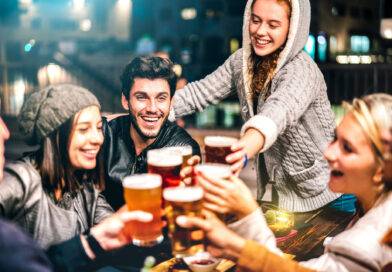 Fröhliche Menschen trinken Bier in der Brauereibar im Freien