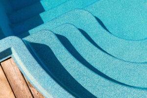 Neuer moderner Fiberglas-Kunststoff-Swimmingpool, Eingangsbereich mit Stufen