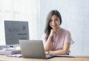Geschäftsfrau, die mit einem Laptop arbeitet, um ihr Geschäft zu analysieren