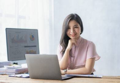 Geschäftsfrau, die mit einem Laptop arbeitet, um ihr Geschäft zu analysieren
