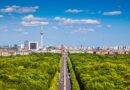 Berliner Skyline-Panorama mit Tiergarten im Sommer, Deutschland