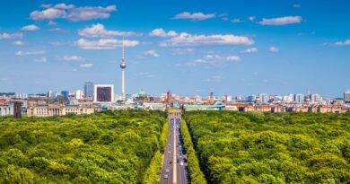 Berliner Skyline-Panorama mit Tiergarten im Sommer, Deutschland