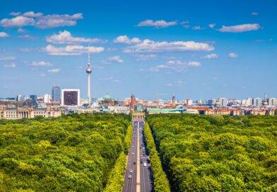 Berliner Skyline-Panorama mit Tiergarten im Sommer, Deutschland