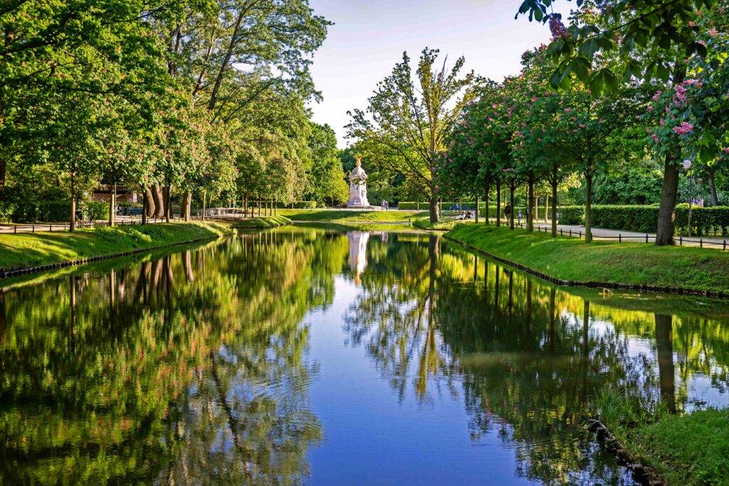 Blühende Kastanienbäume im Tiergarten, Berlin, Deutschland