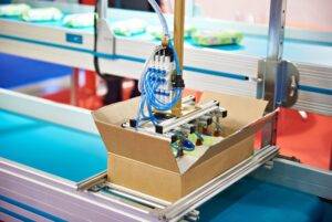 Armroboter-Manipulator für die Verpackung von Produkten in Kartons