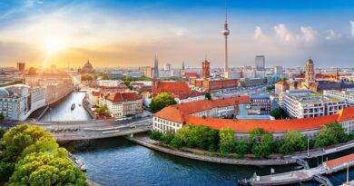 Panoramablick auf die Berliner Innenstadt bei Sonnenuntergang