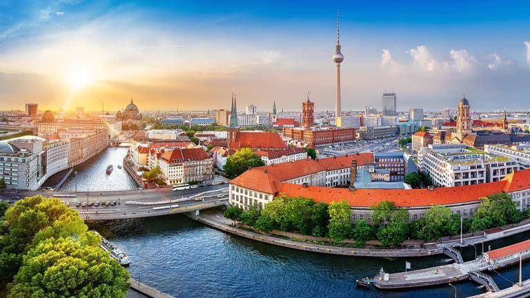 Panoramablick auf die Berliner Innenstadt bei Sonnenuntergang