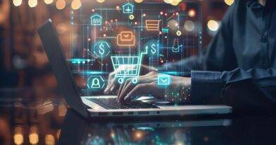 Ein Unternehmer arbeitet an einem Laptop mit verschiedenen E-Commerce-Symbolen im Vordergrund, unterstützt durch eine Amazon Agentur, um den Online-Vertrieb zu optimieren.