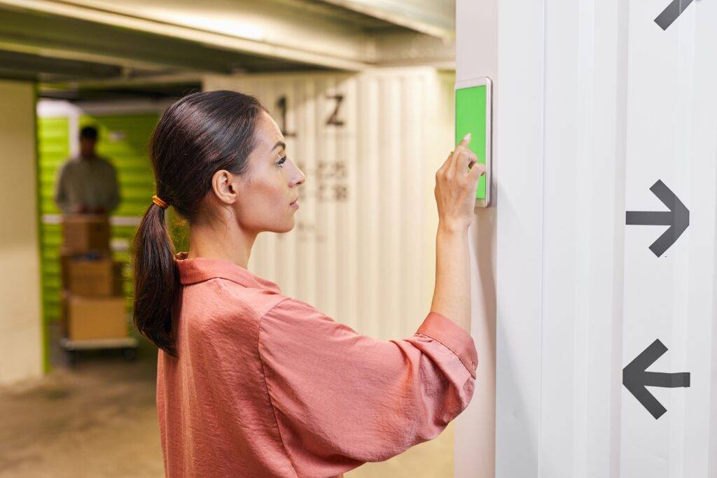 Eine Frau, die ein modernes und sicheres Zutrittssystem in einem Self-Storage-Lager nutzt
