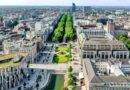 Luftaufnahme der Königsallee in Düsseldorf mit grünen Baumreihen
