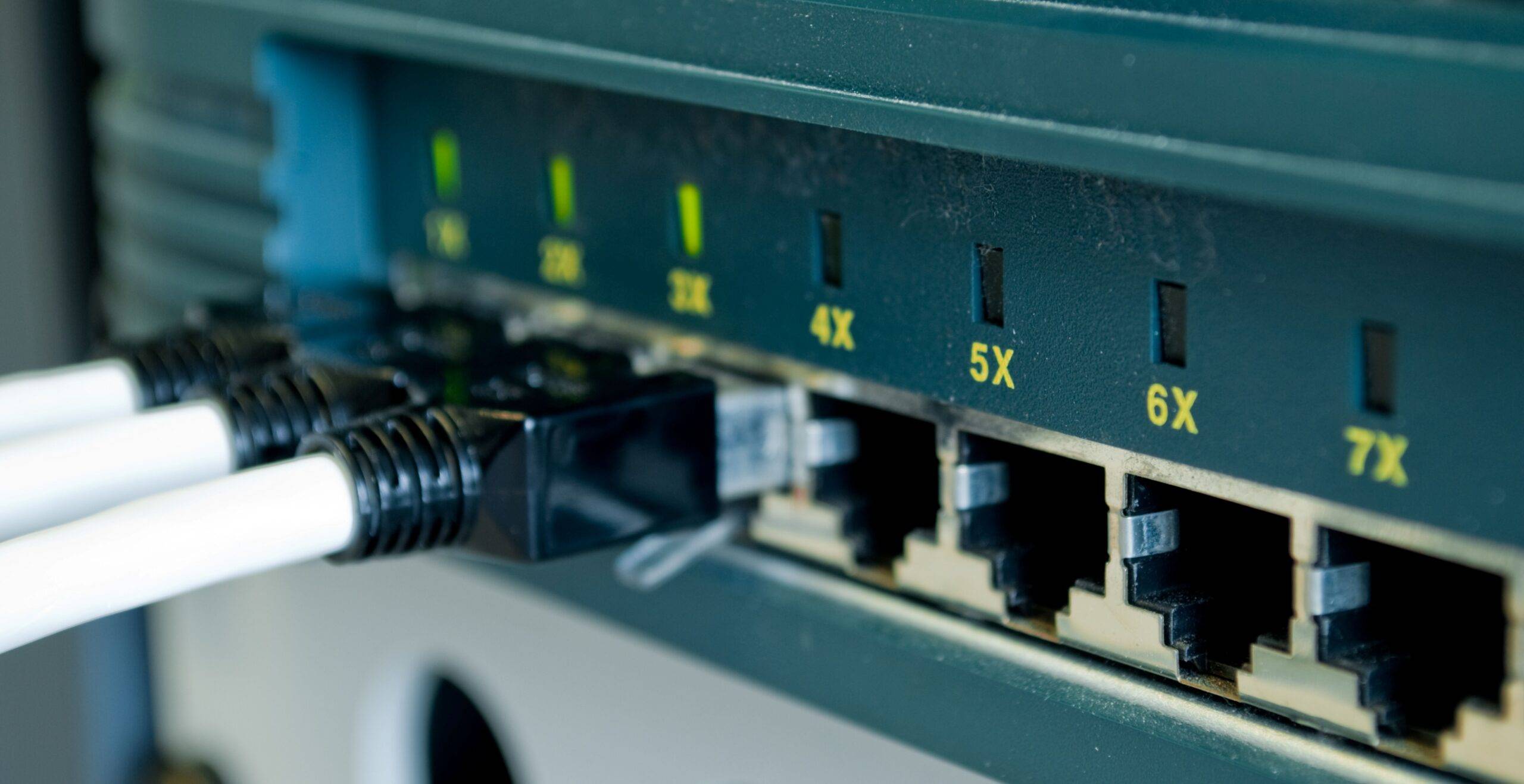 Industrieller Netzwerk-Switch mit mehreren angeschlossenen Ethernet-Kabeln
