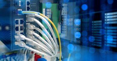 Industrieller Ethernet-Switch mit mehreren angeschlossenen Netzwerkkabeln in einem Schaltschrank