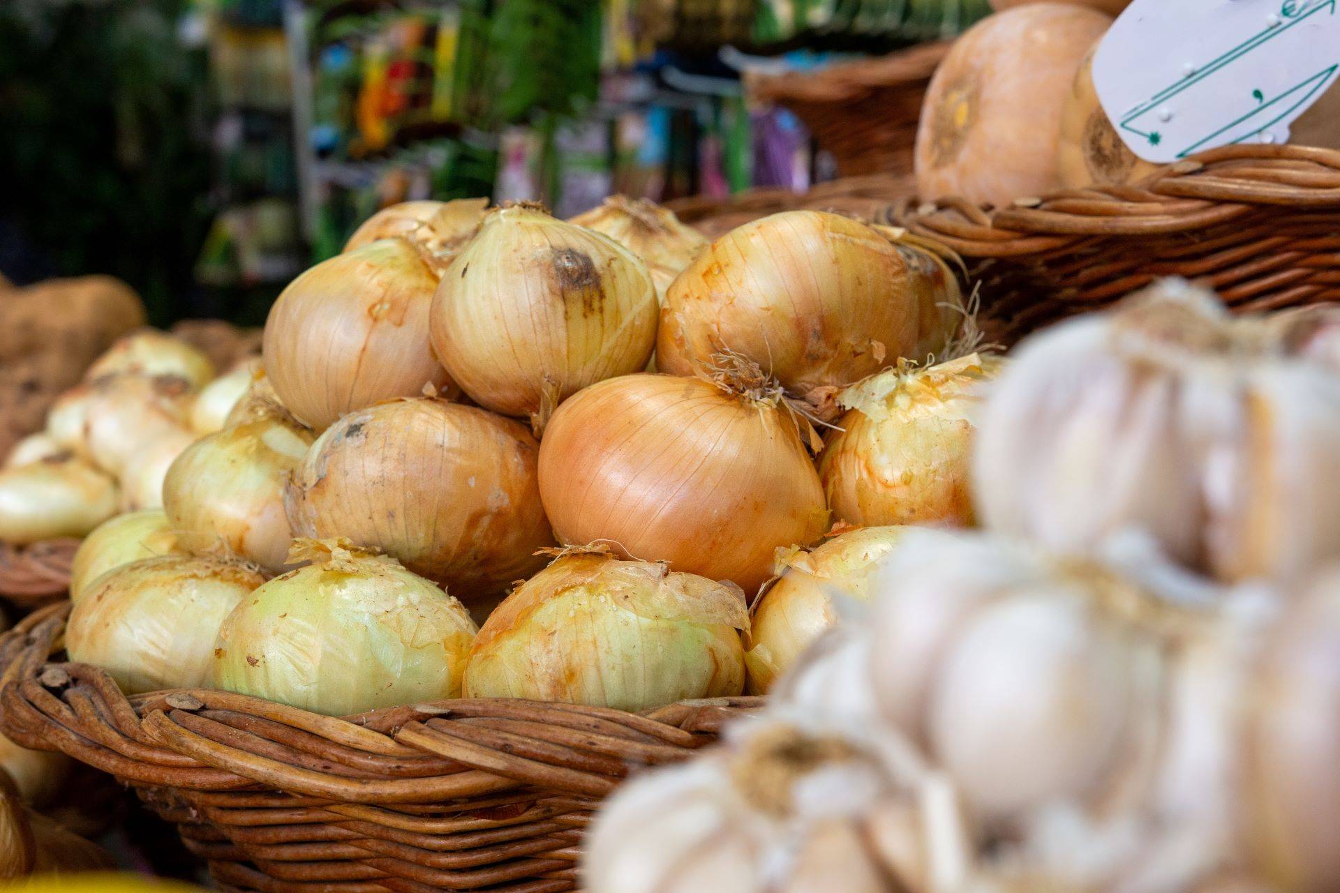 Zwiebeln in Körben auf regionalem Markt