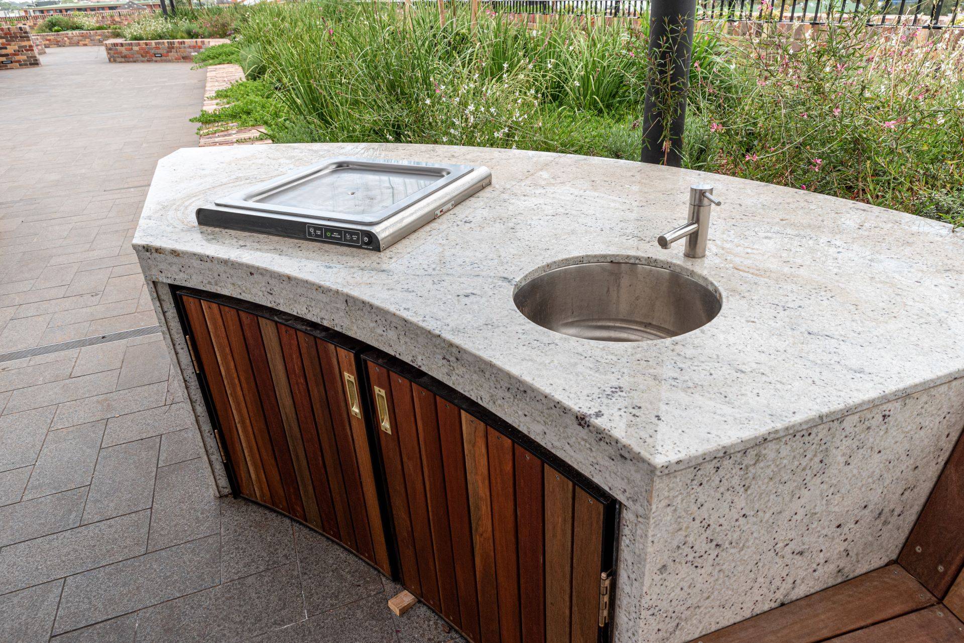 Moderne Outdoor Küche mit Spüle und Kochfeld