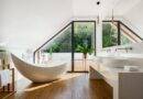 Modern eingerichtetes Badezimmer mit freistehender Badewanne, Holzoptik und Tageslicht – Badmoebel Mönchengladbach in stilvoller Raumaufteilung integriert