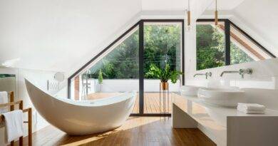 Modern eingerichtetes Badezimmer mit freistehender Badewanne, Holzoptik und Tageslicht – Badmoebel Mönchengladbach in stilvoller Raumaufteilung integriert