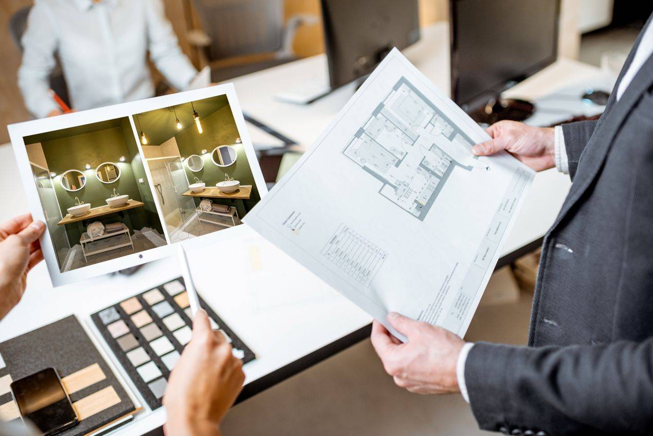 Innenarchitekten besprechen Badplanung anhand von Grundriss und Materialauswahl, Gestaltung mit Badmoebel Mönchengladbach im Fokus