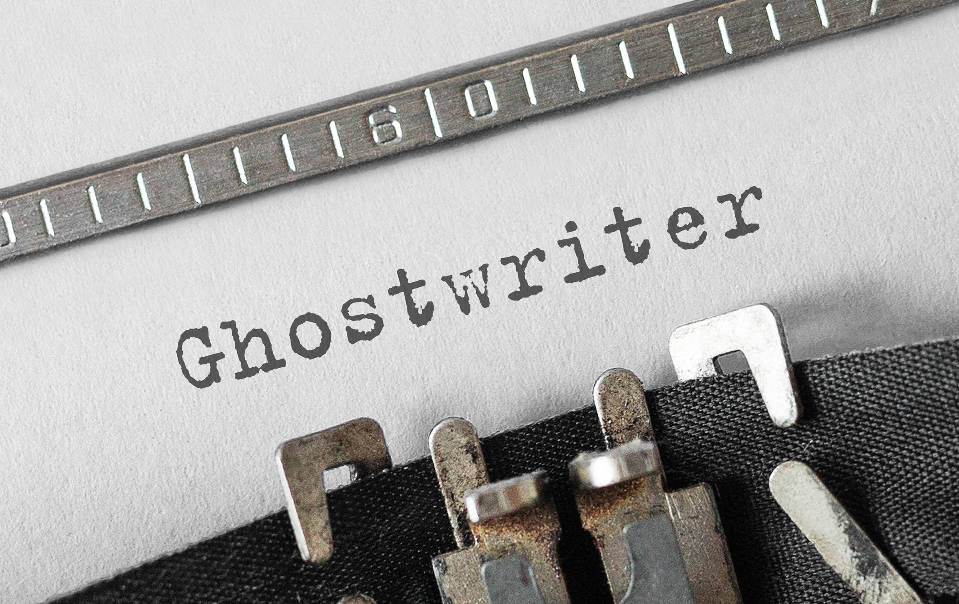 Ghostwriter als Begriff auf Papier getippt | Bachelorarbeit schreiben lassen