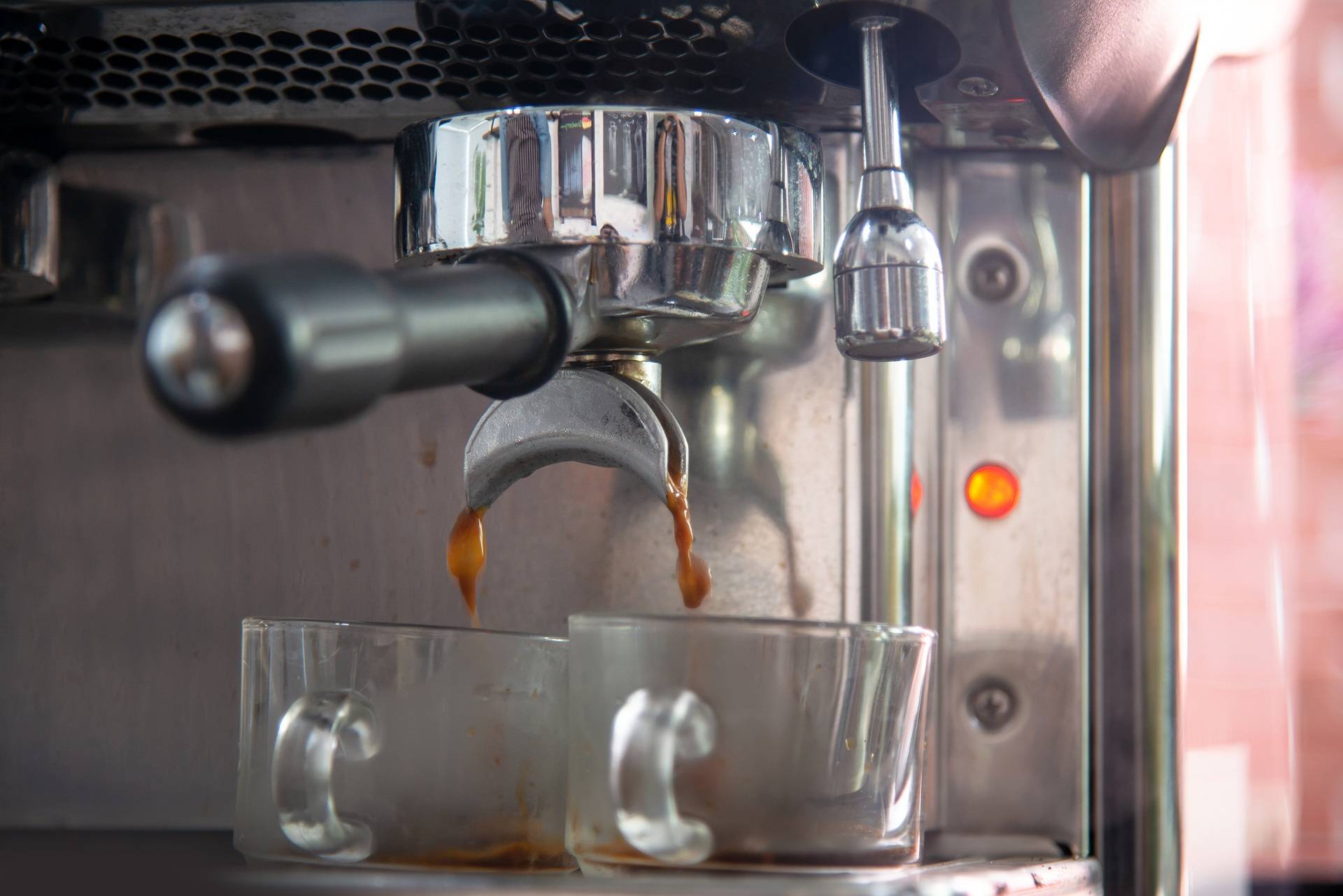 Kaffee läuft in zwei Gläser | Entkalkungsanlage 