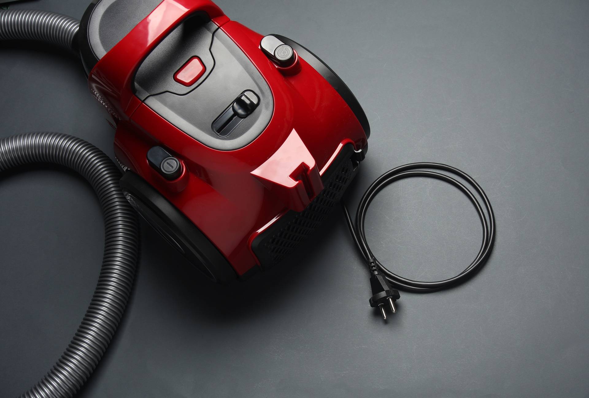 Roter Staubsauger mit Netzkabel | Entkalkungsanlage 