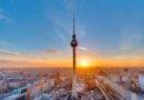 Schöner Sonnenuntergang mit dem Fernsehturm am Alexanderplatz in Berlin