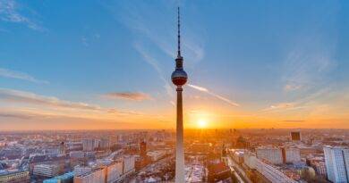 Schöner Sonnenuntergang mit dem Fernsehturm am Alexanderplatz in Berlin