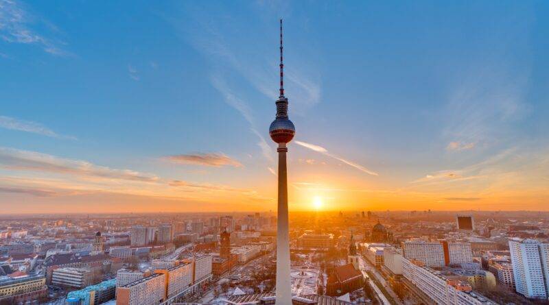 Schöner Sonnenuntergang mit dem Fernsehturm am Alexanderplatz in Berlin