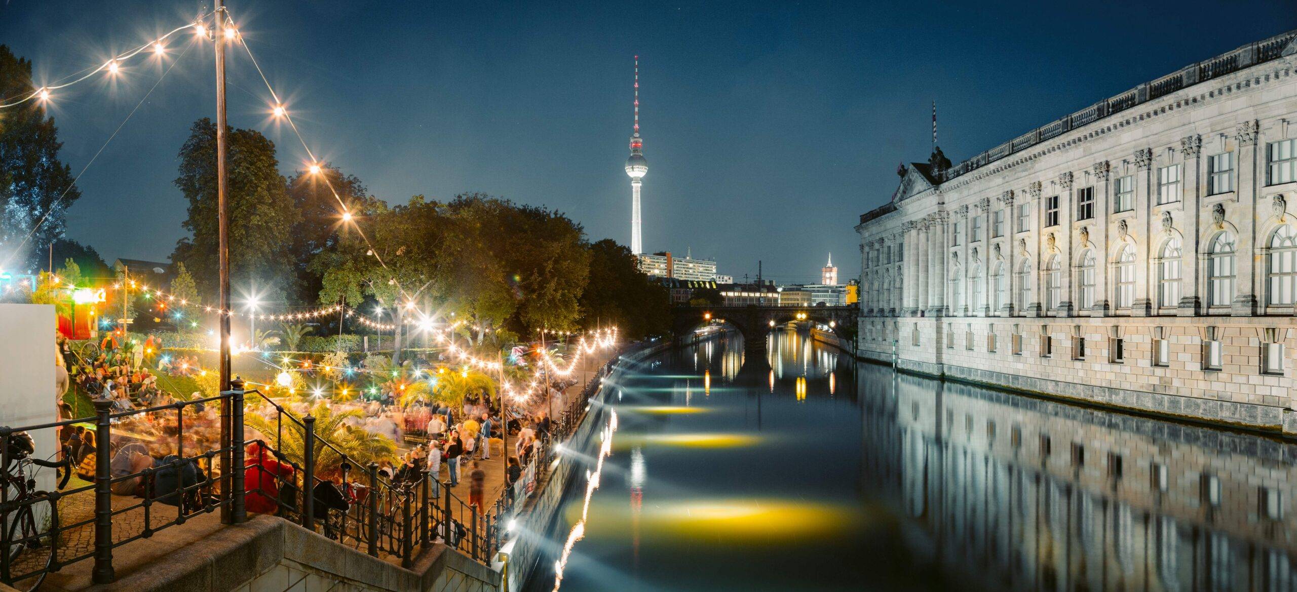Berlin Strandbar-Party am Spreeufer mit Fernsehturm bei Nacht, Deutschland