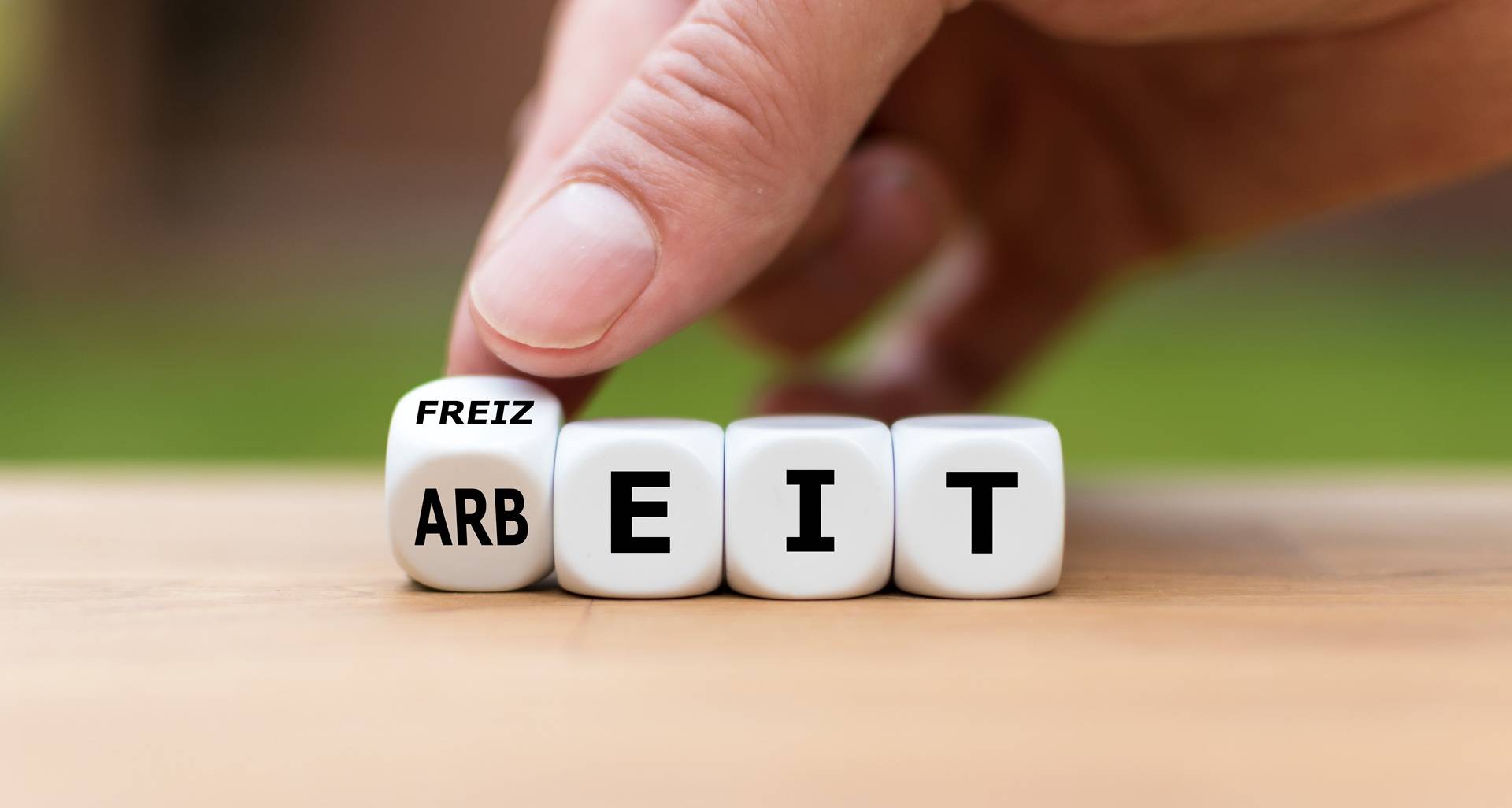 Hand dreht Würfel von Arbeit zu Freizeit | Elfbar Pods

