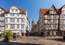 Fachwerkhaeuser und Marktkirche in der Altstadt von Hannover bei Sonnenschein