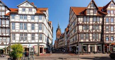 Fachwerkhaeuser und Marktkirche in der Altstadt von Hannover bei Sonnenschein