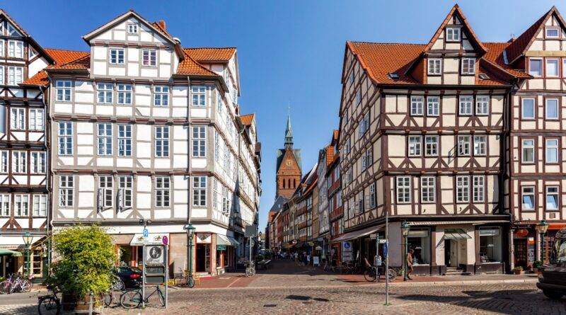 Fachwerkhaeuser und Marktkirche in der Altstadt von Hannover bei Sonnenschein