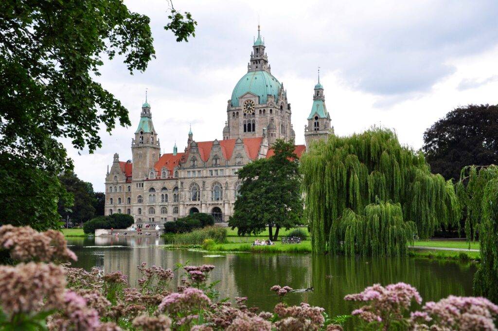 Neues Rathaus Hannover mit Teich und Gruenanlage im Vordergrund