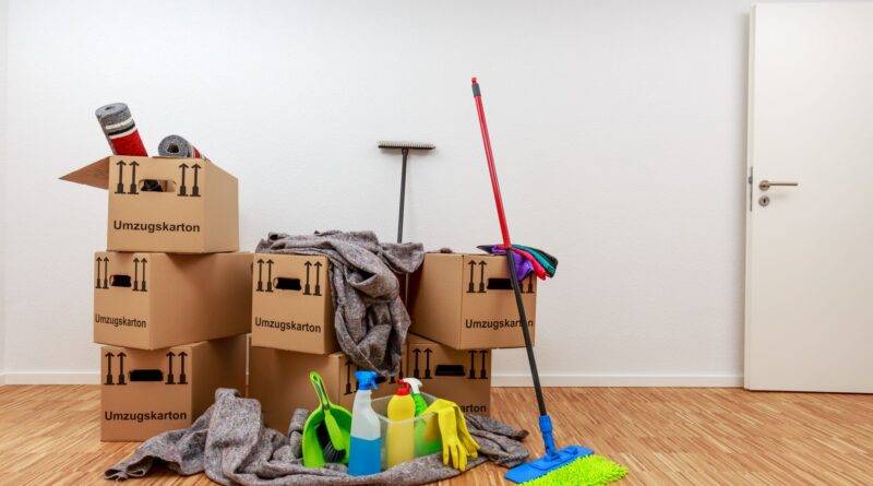 Vorbereitung auf Wohnungsaufloesung in Oberhausen mit Umzugskartons, Reinigungsmitteln und Verpackungsmaterialien