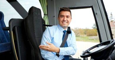 Busfahrer lächelt im Fahrersitz eines Stadtbusses