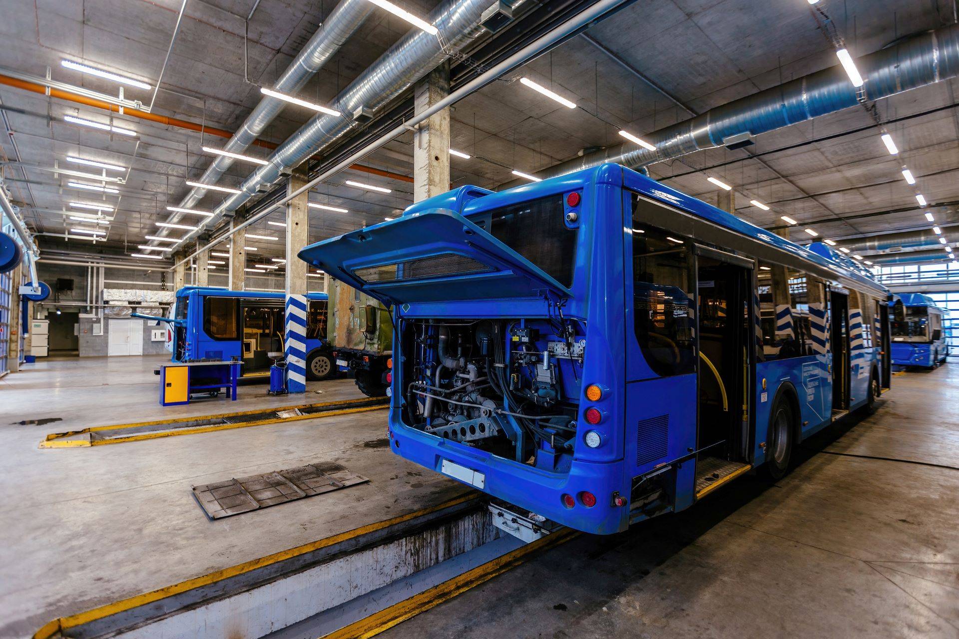 Bus in Werkstatt mit geöffneter Motorhaube