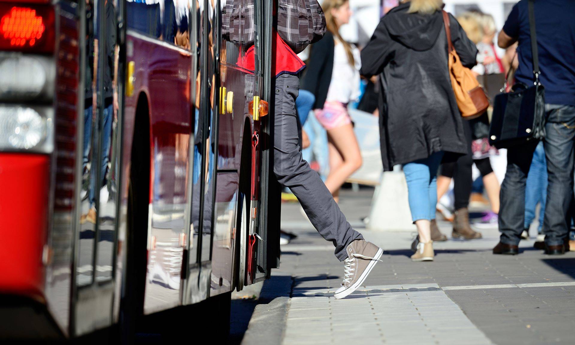 Fahrgast steigt in vollen Stadtbus an Haltestelle ein