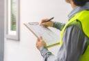 Immobiliengutachter Reutlingen bei der Objektaufnahme mit Bewertungsbogen auf Klemmbrett vor Wohngebäude