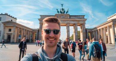 Klassenfahrt Berlin: Schülergruppe vor dem Brandenburger Tor bei sonnigem Wetter