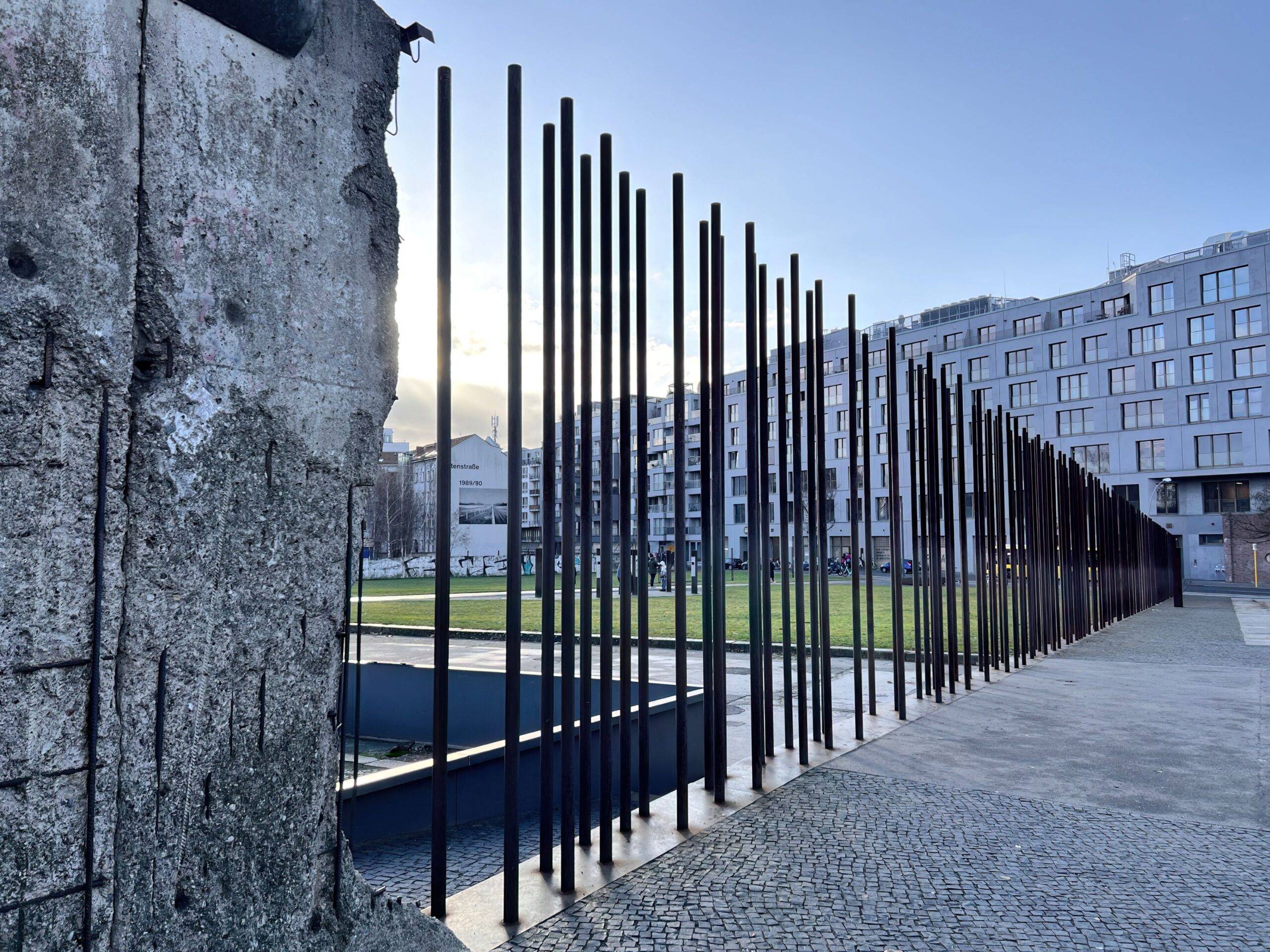 Klassenfahrt Berlin: Gedenkstätte Berliner Mauer mit originalem Mauerstück und Stahlstelen