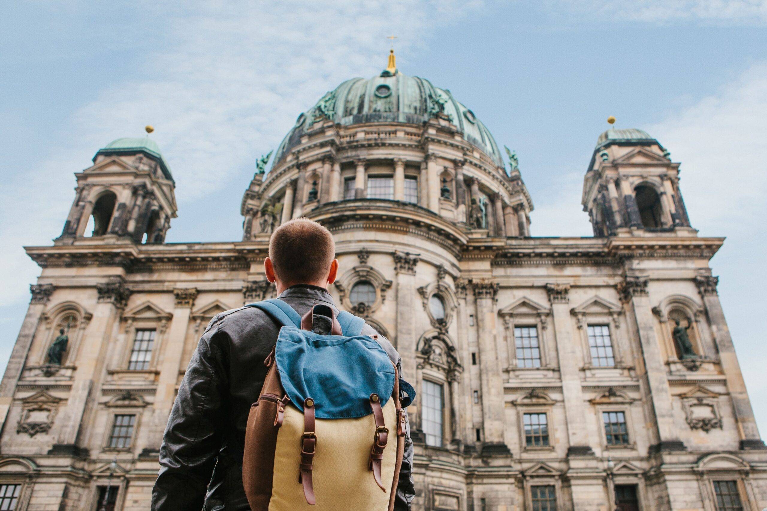 Klassenfahrt Berlin: Schüler mit Rucksack vor dem Berliner Dom