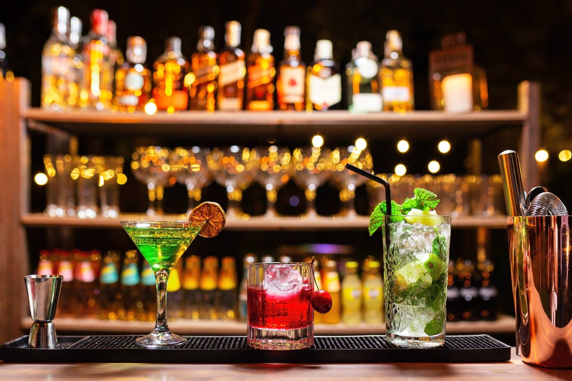 Cocktails auf Bartheke | Holzpaneele