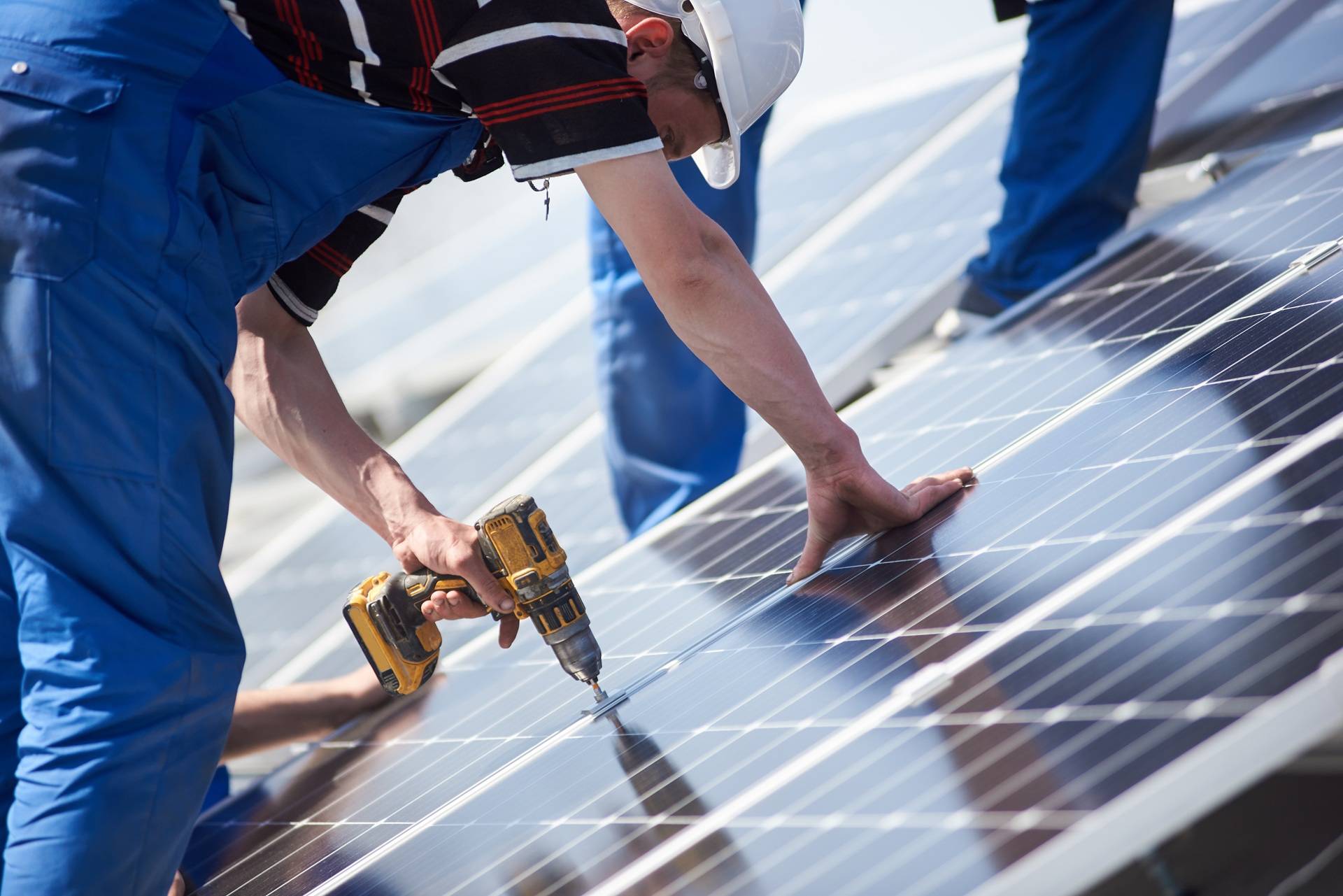 Handwerker installiert Solarpaneele auf Dach | Huawei Wechselrichter