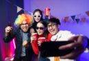 Freunde machen Partyfoto | Holzpaneele