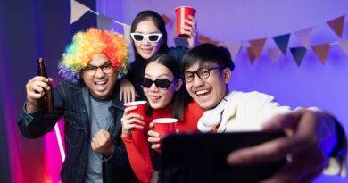 Freunde machen Partyfoto | Holzpaneele