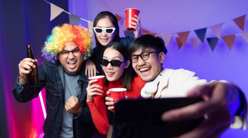 Freunde machen Partyfoto | Holzpaneele