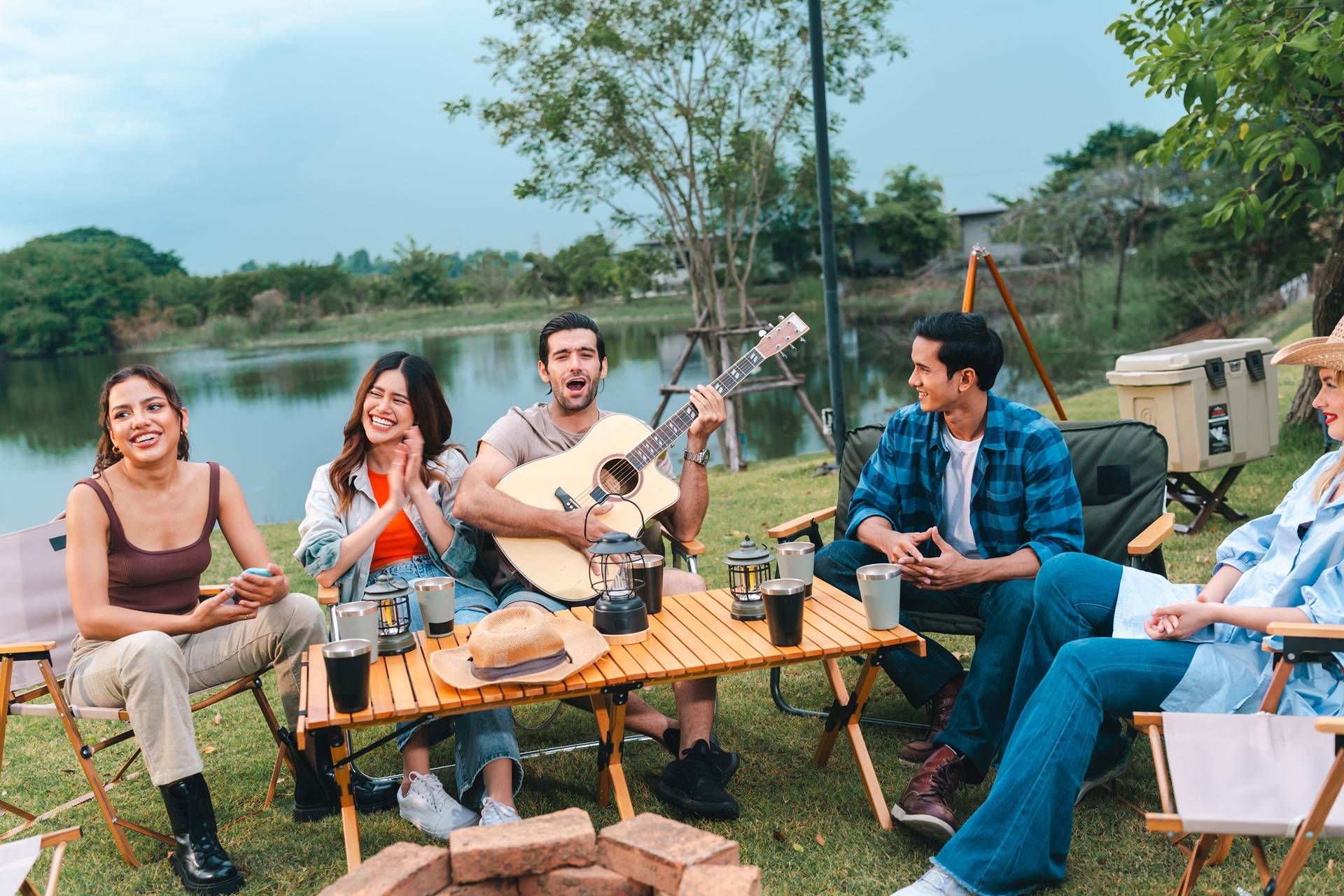 Freunde am See mit Gitarre | Sonnensegel für Terrasse