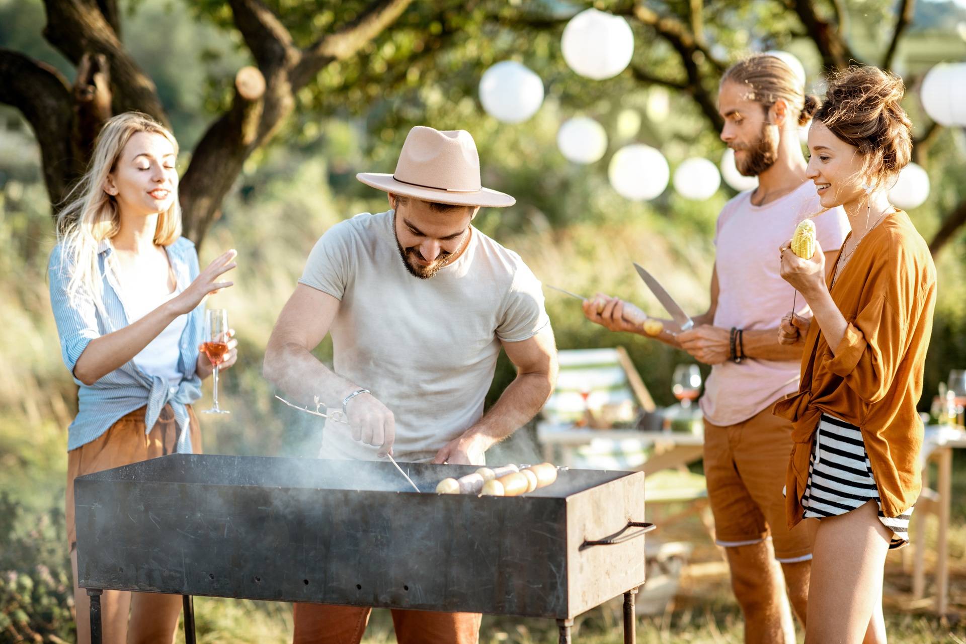 Menschen beim Grillfest im Freien | Sonnensegel für Terrasse